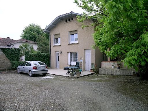 À Hagetmau, immeuble de 153m2 avec 8 pièces pour investir