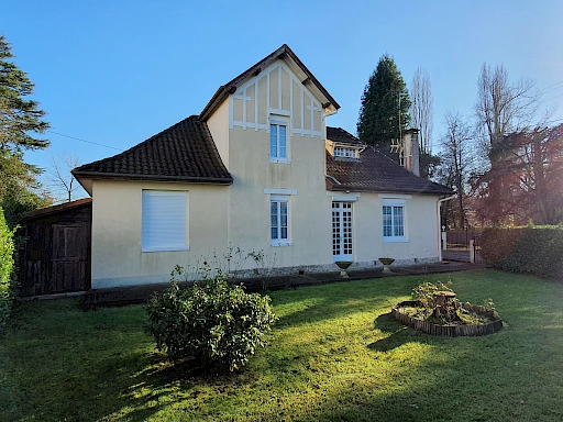 À Hagetmau, grande maison en vente avec SN AGENCE TACHON - 1