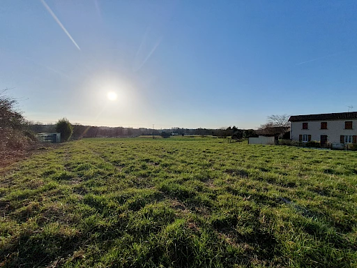 Terrain constructible de 950m2 en vente à Saint-Sever