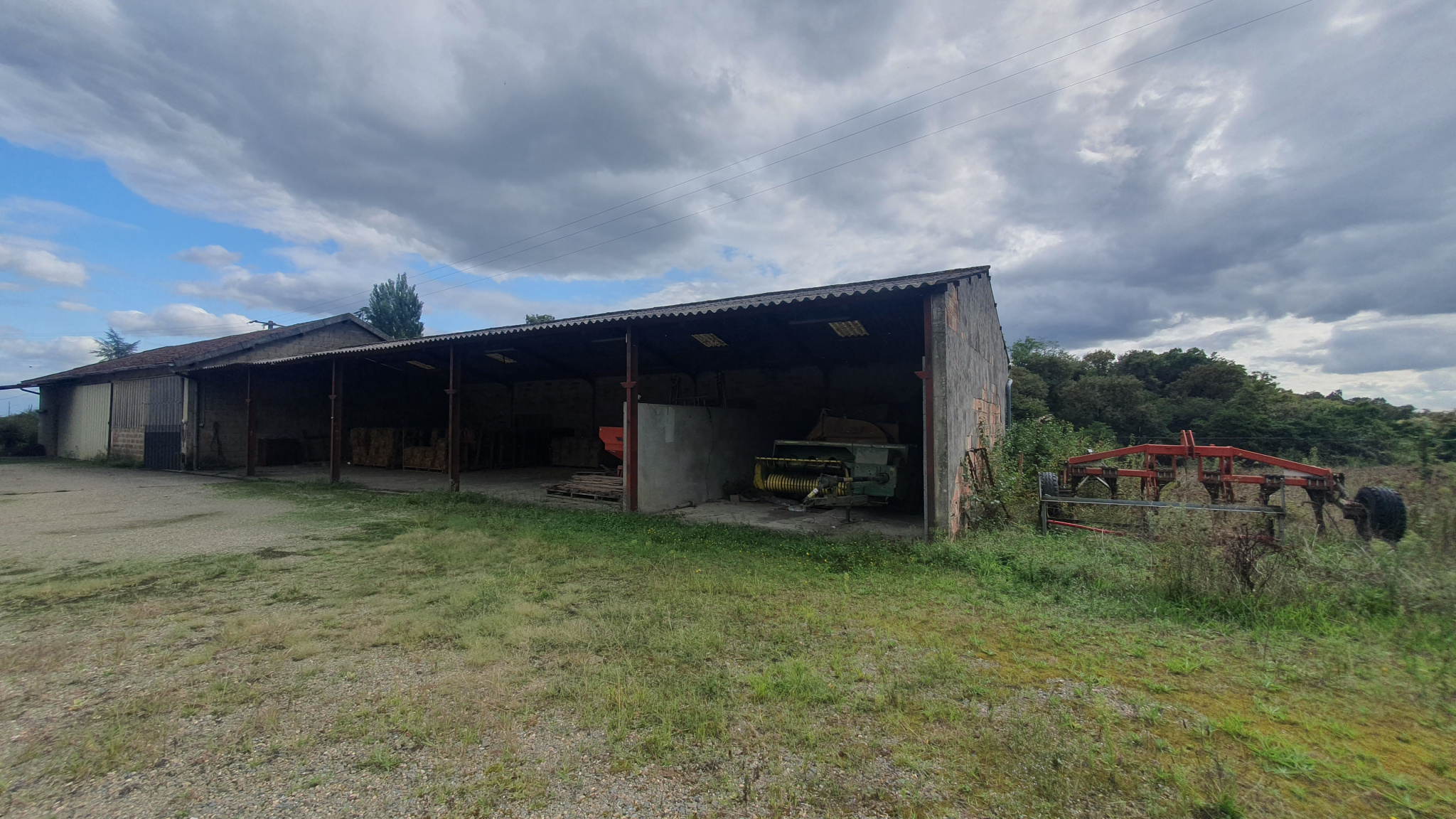 à Hagetmau ensemble de 600 m2 Bureaux + Hangar