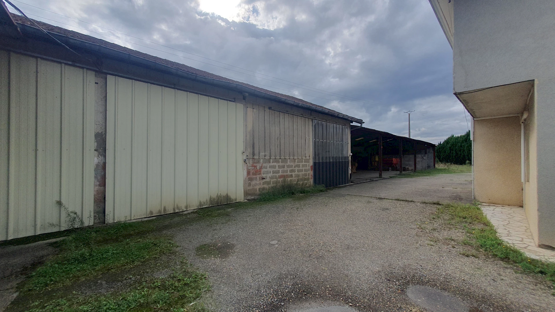à Hagetmau ensemble de 600 m2 Bureaux + Hangar
