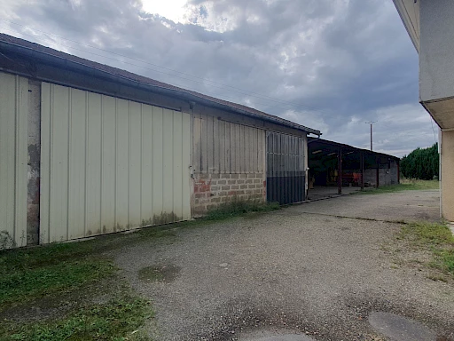 à Hagetmau ensemble de 600 m2 Bureaux + Hangar