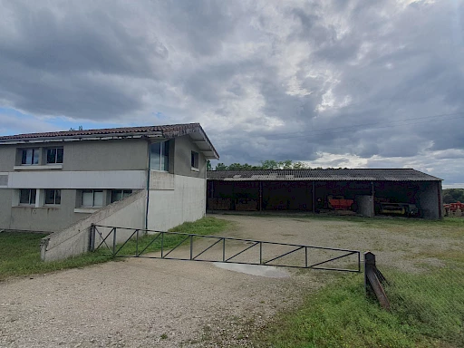 à Hagetmau ensemble de 600 m2 Bureaux + Hangar