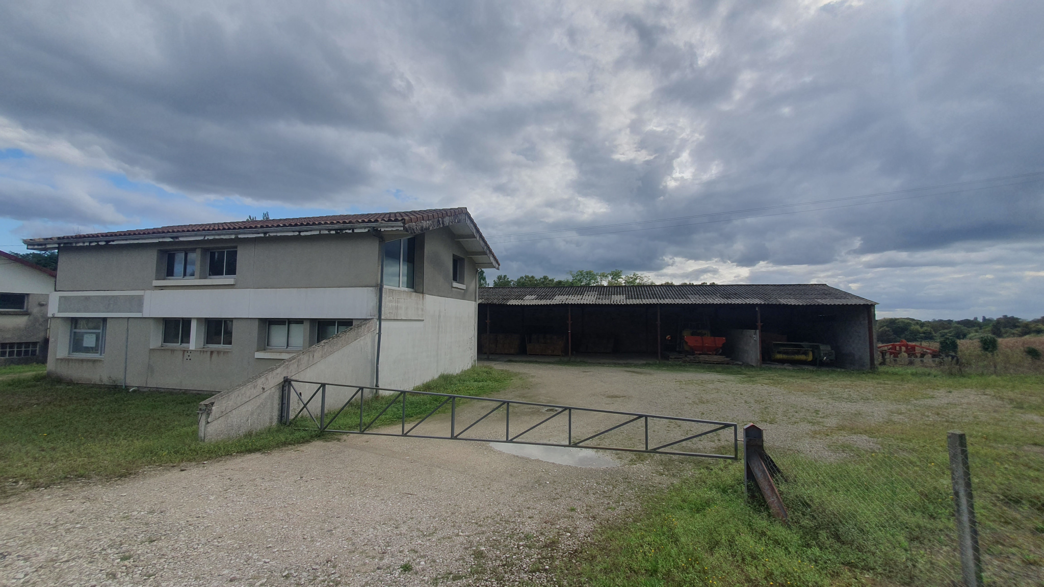 à Hagetmau ensemble de 600 m2 Bureaux + Hangar