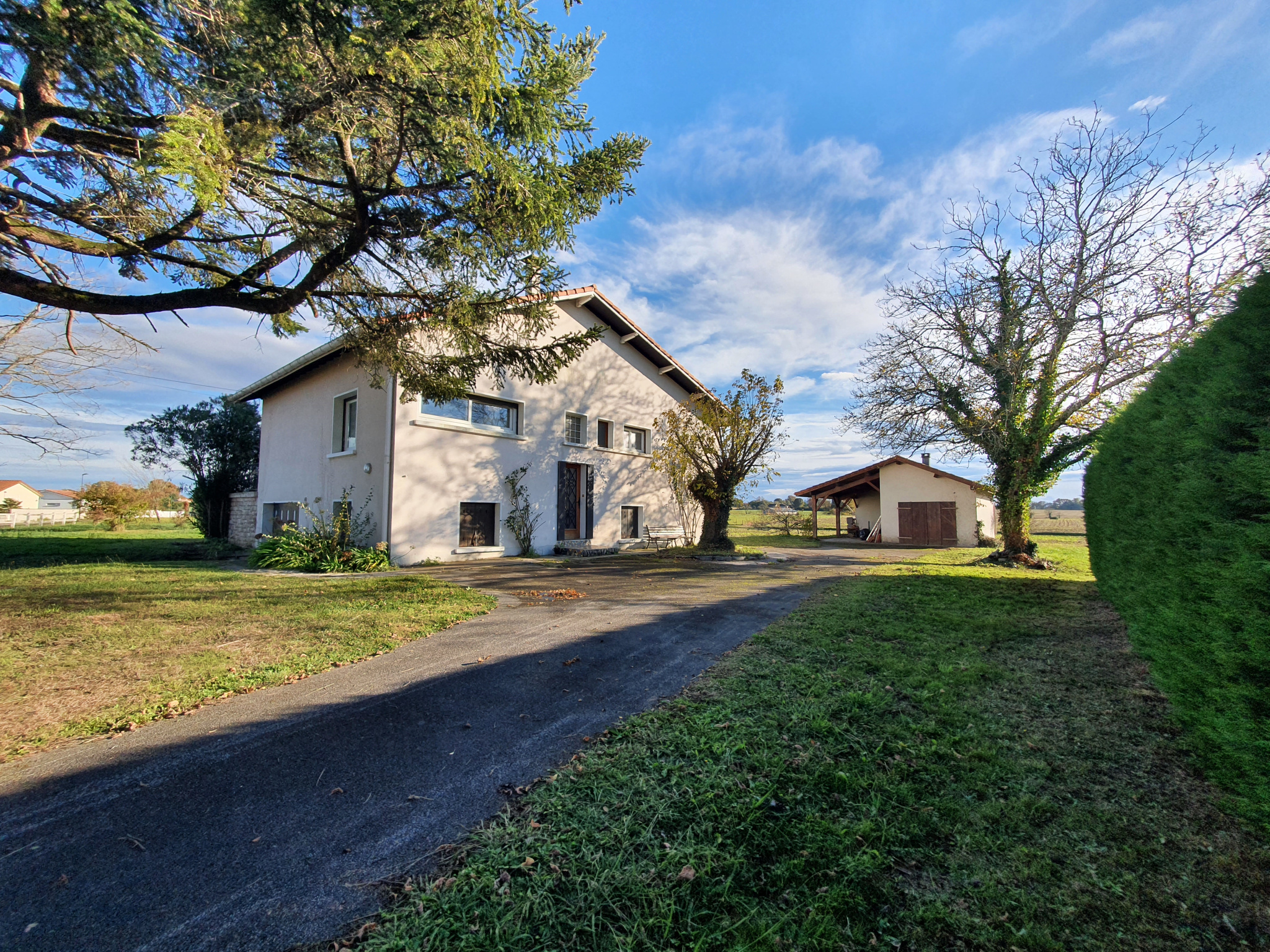 À Hagetmau, Maison d'habitation de 6 pièces
