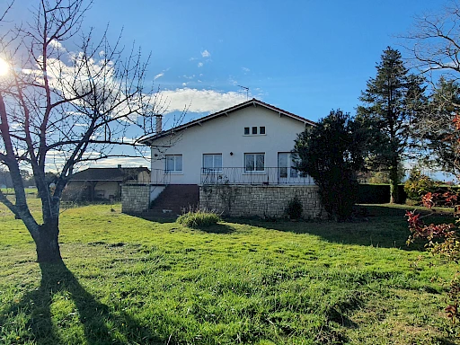À Hagetmau, Maison d'habitation de 6 pièces
