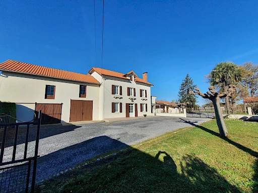 Entre ARZACQ et SAMADET, Ancien Corps de ferme avec dépendances