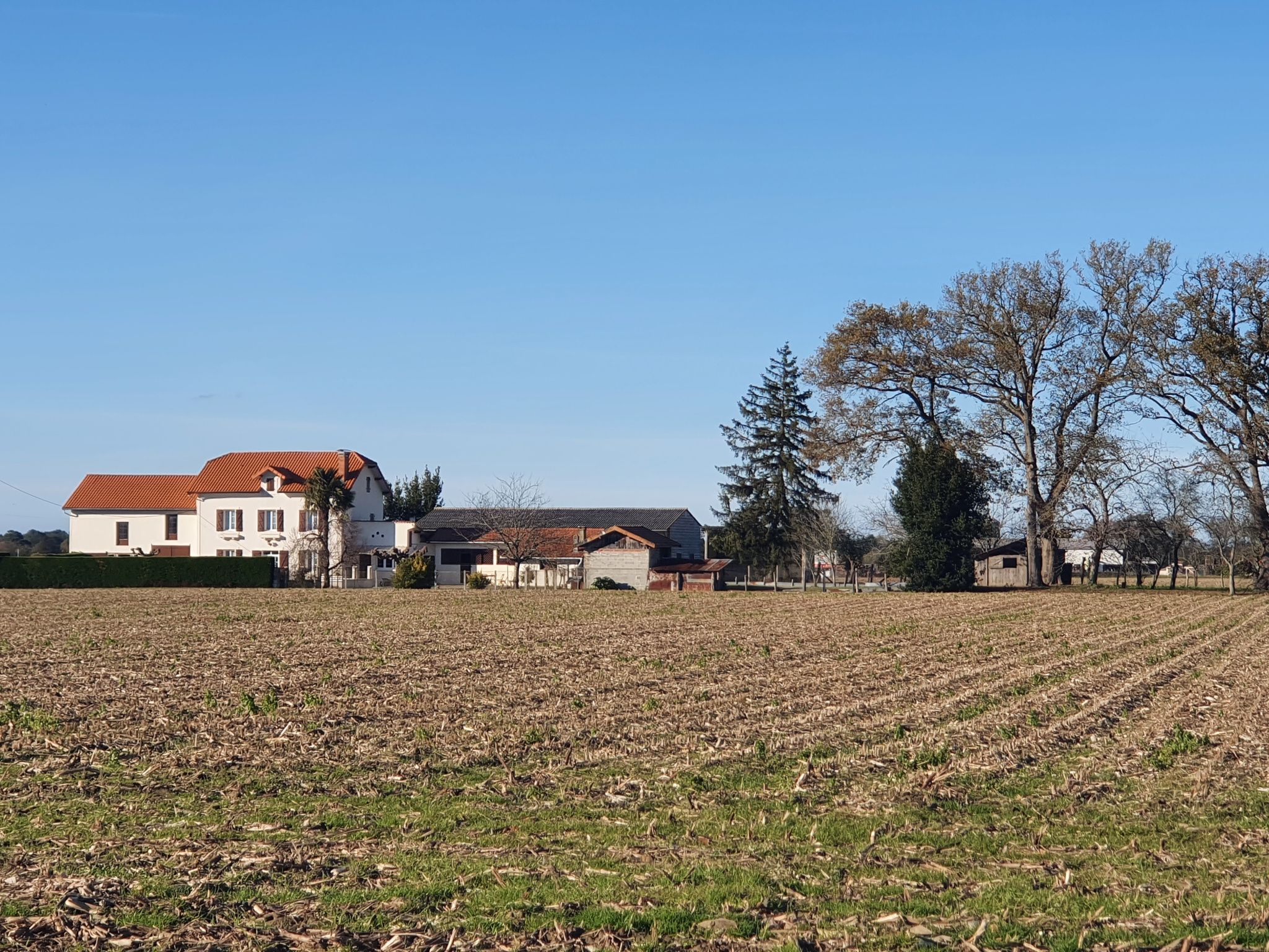 Entre ARZACQ et SAMADET, Ancien Corps de ferme avec dépendances
