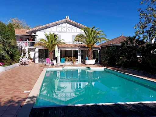 À vendre à Hagetmau (40) : immense maison avec 9 pièces