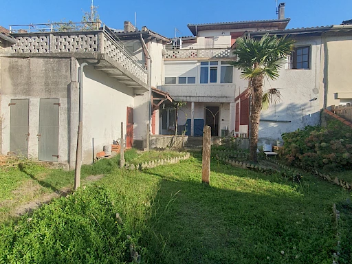 Immeuble de 284m2 pour investir 274300 € à Saint-Sever